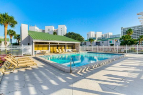 Spacious Destin Townhome Beach Walk and Pool Access